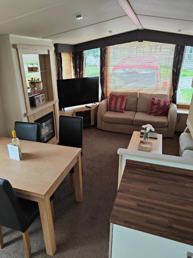 Holiday Home Sleeps Six Saint Leonards Bagian luar foto