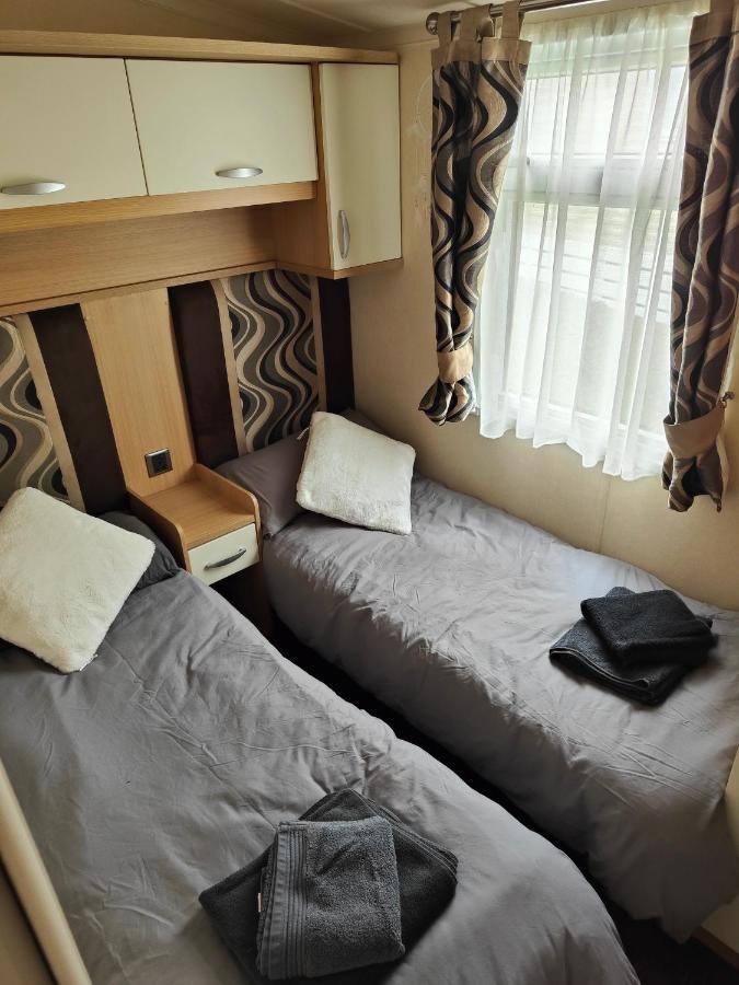 Holiday Home Sleeps Six Saint Leonards Bagian luar foto